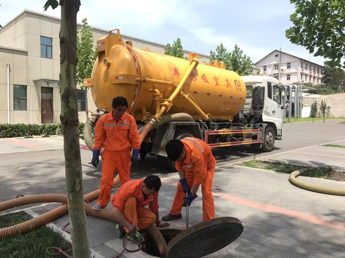 沙湖原种场化粪池清理与5-8吨吸粪车施工效率分析